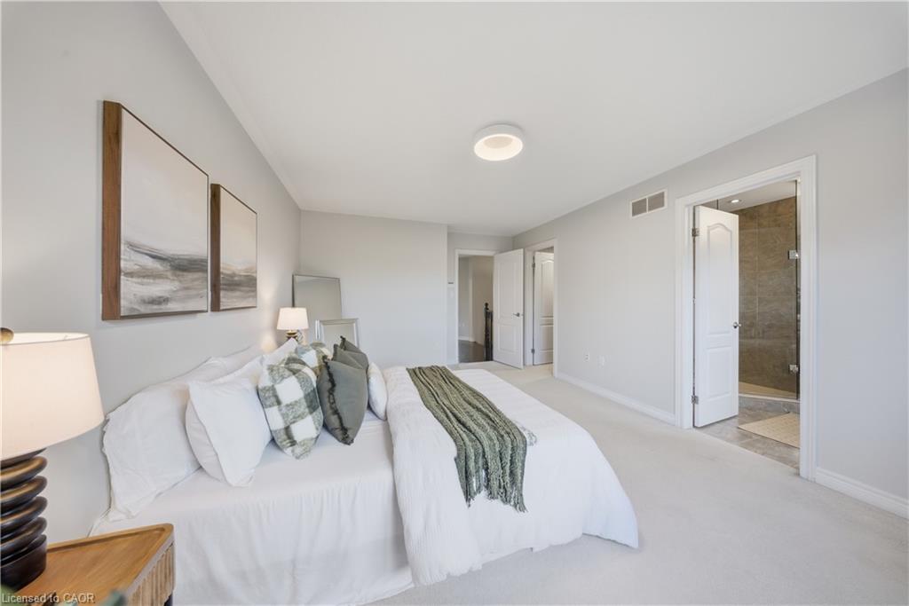 8 Summerberry Way, Hamilton, ON - Indoor Photo Showing Bedroom
