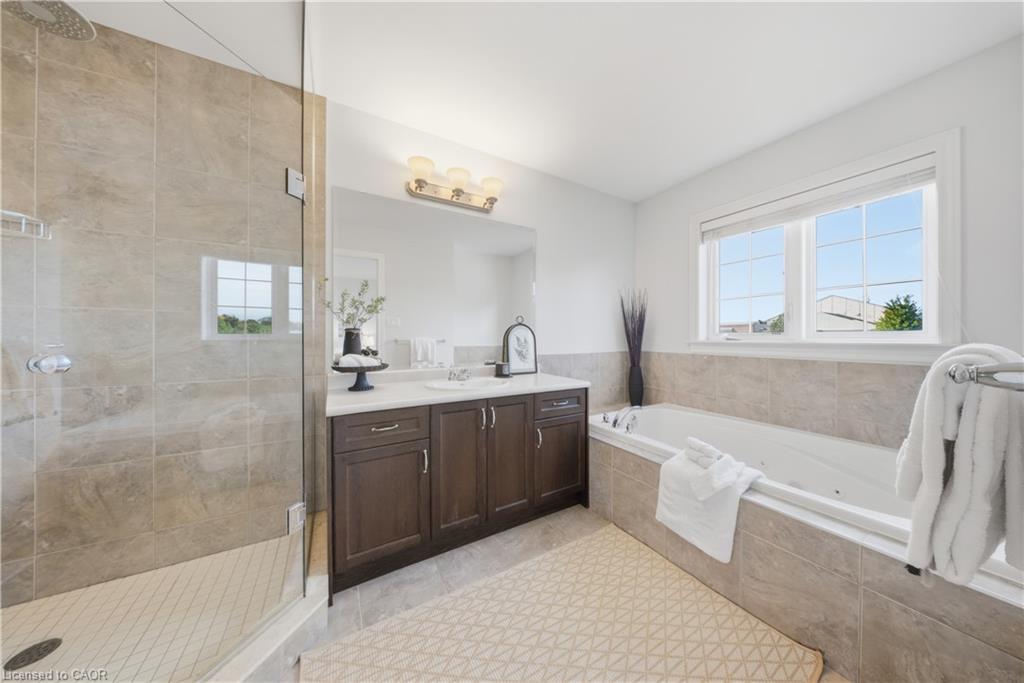8 Summerberry Way, Hamilton, ON - Indoor Photo Showing Bathroom