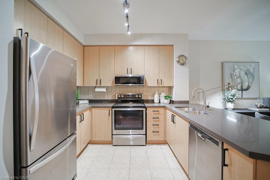 107-80 Port Street E, Mississauga, ON - Indoor Photo Showing Kitchen