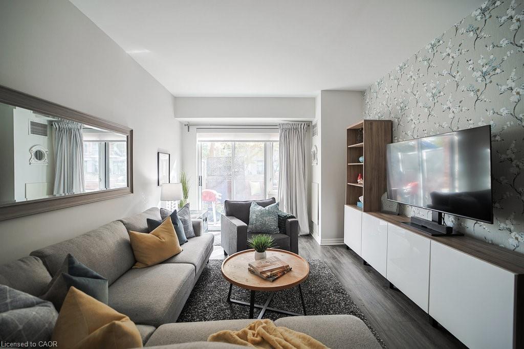 107-80 Port Street E, Mississauga, ON - Indoor Photo Showing Living Room