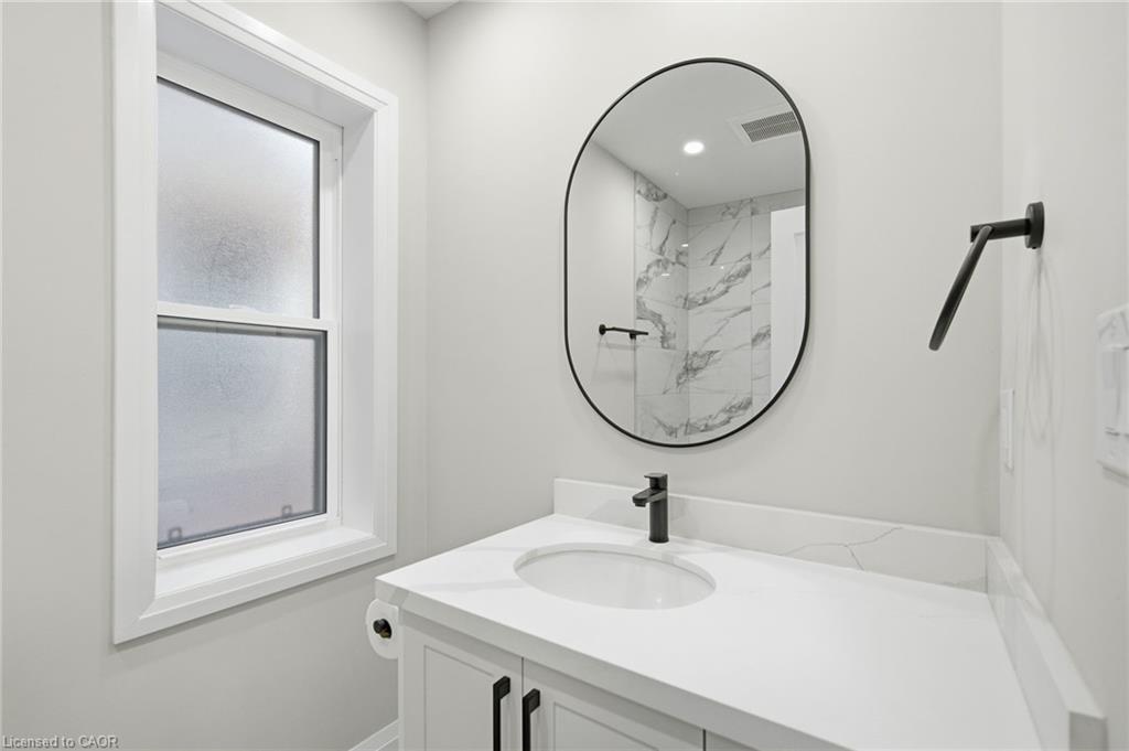 3-489 Cannon Street E, Hamilton, ON - Indoor Photo Showing Bathroom
