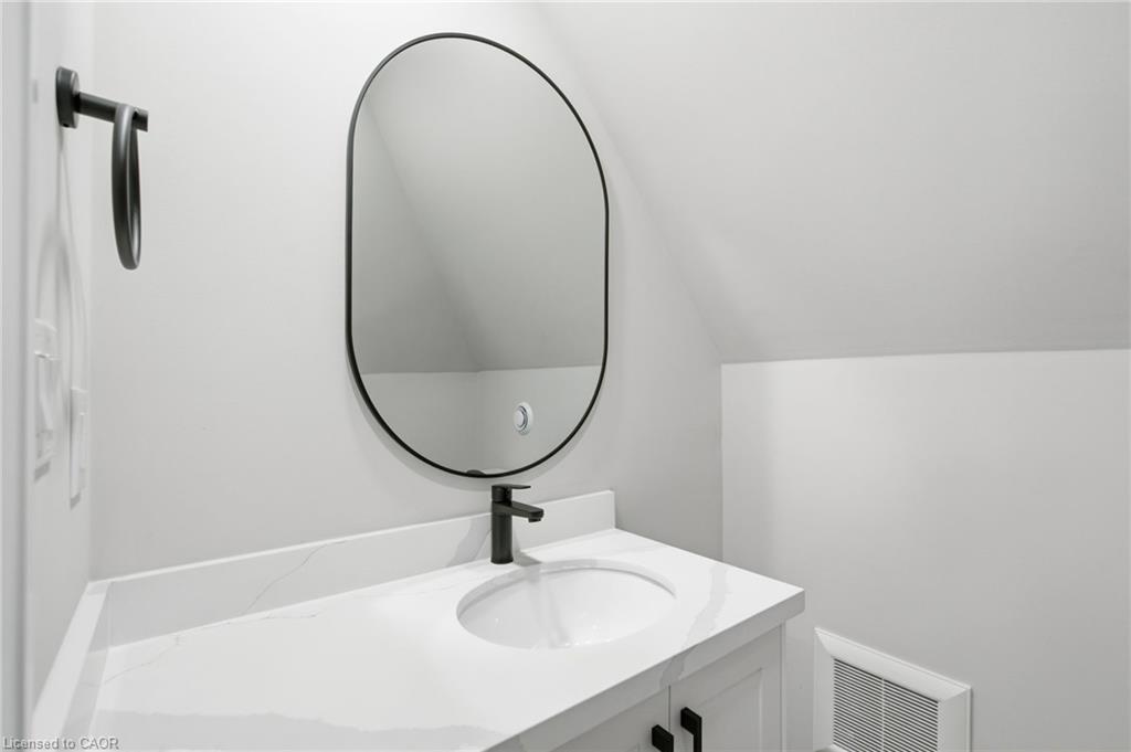 3-489 Cannon Street E, Hamilton, ON - Indoor Photo Showing Bathroom