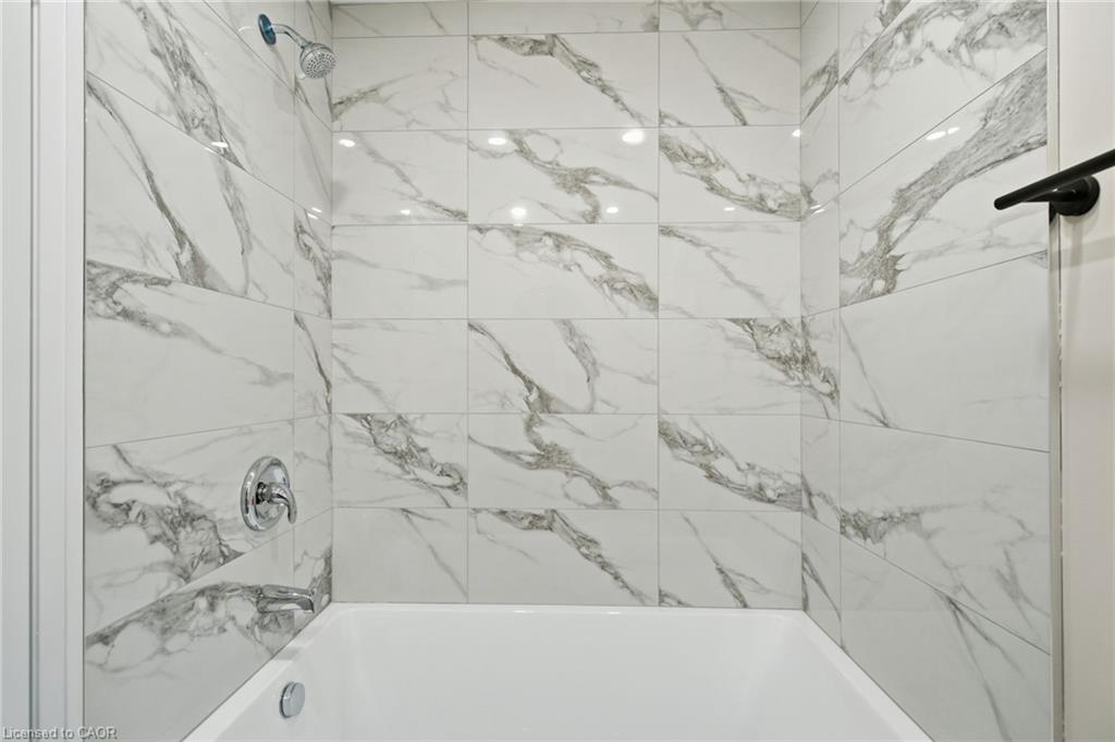 3-489 Cannon Street E, Hamilton, ON - Indoor Photo Showing Bathroom