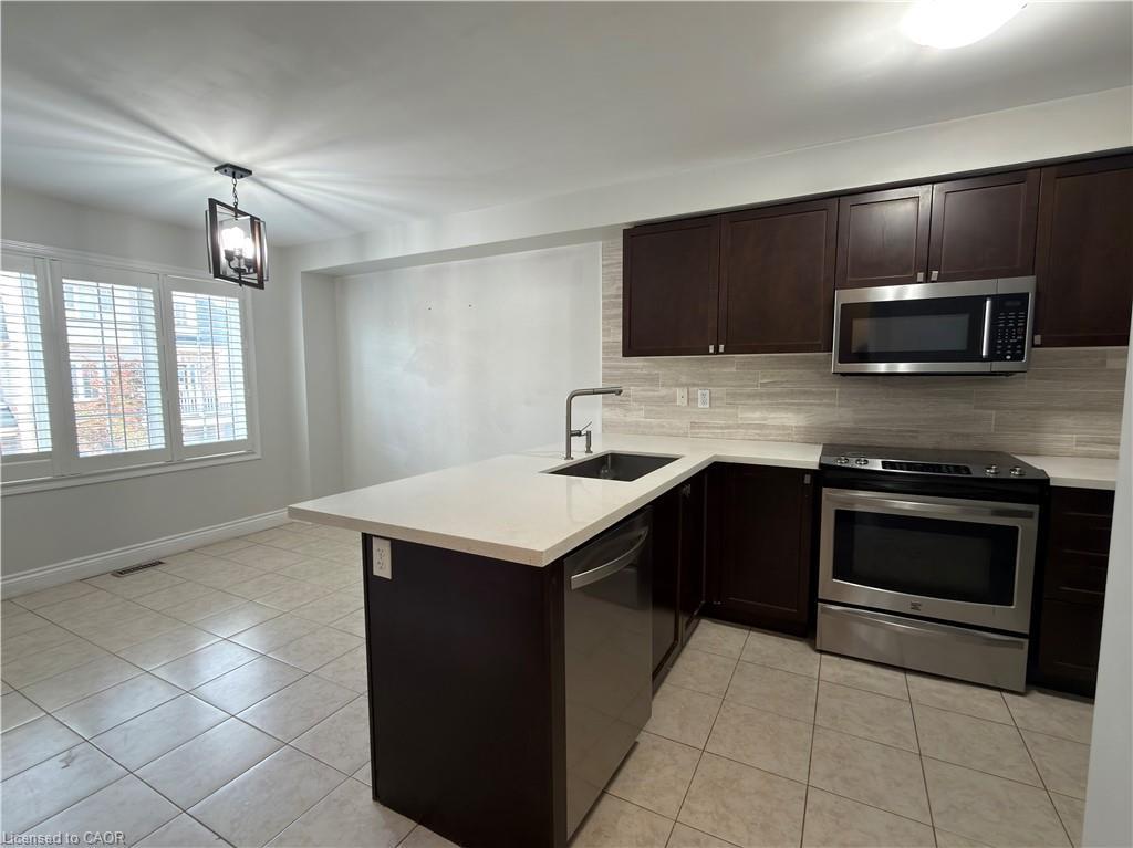 48-7 Sirente Drive, Hamilton, ON - Indoor Photo Showing Kitchen