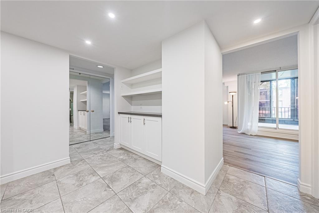 215-150 Wilson Street W, Ancaster, ON - Indoor Photo Showing Other Room