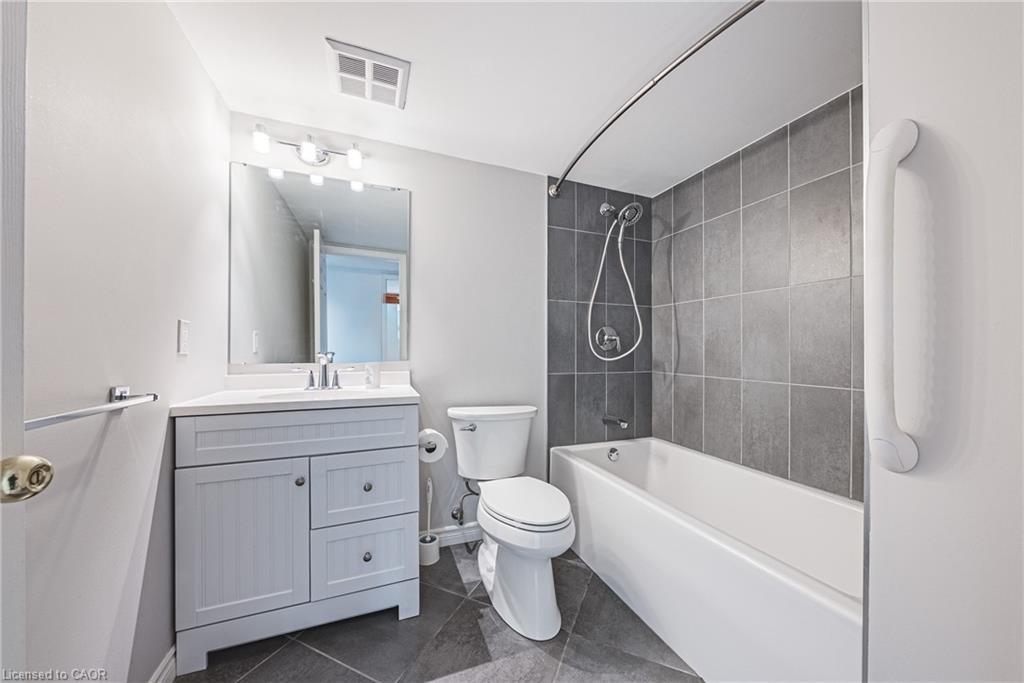 215-150 Wilson Street W, Ancaster, ON - Indoor Photo Showing Bathroom