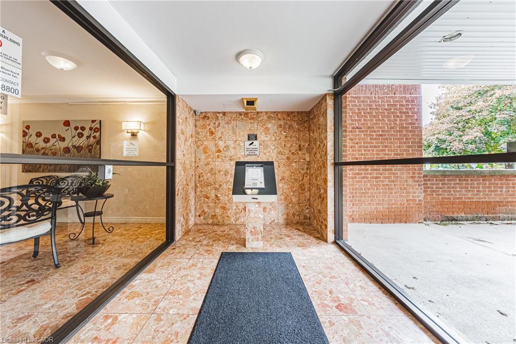 215-150 Wilson Street W, Ancaster, ON - Indoor Photo Showing Other Room