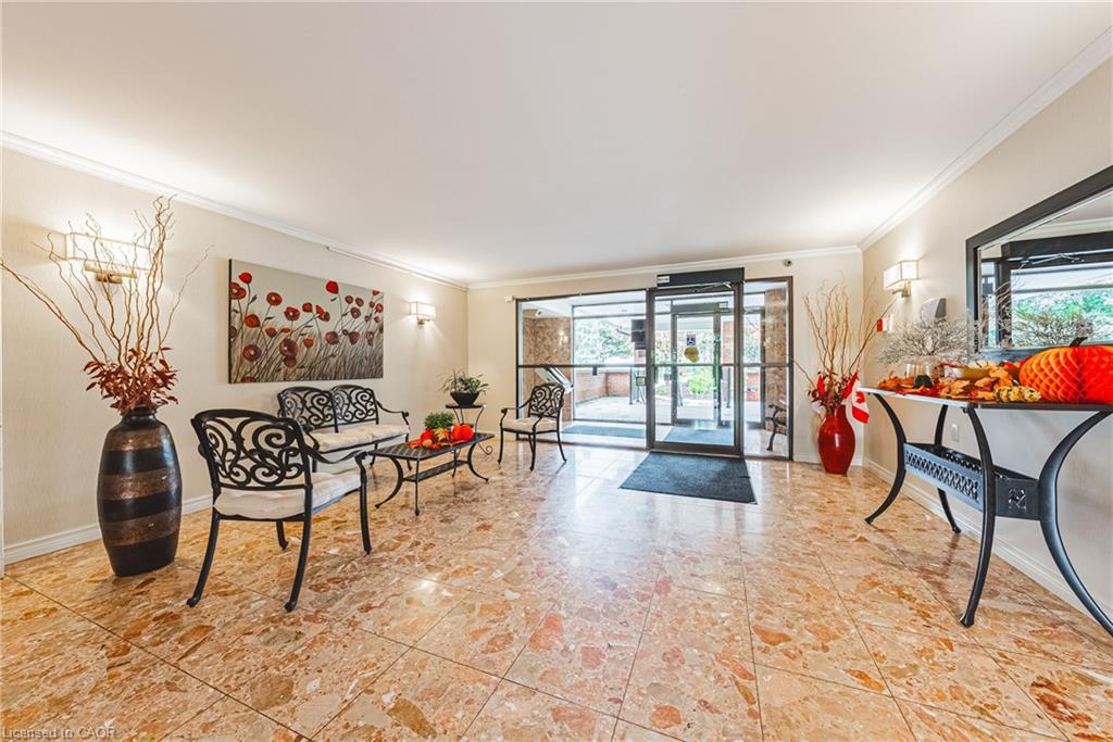 215-150 Wilson Street W, Ancaster, ON - Indoor Photo Showing Other Room