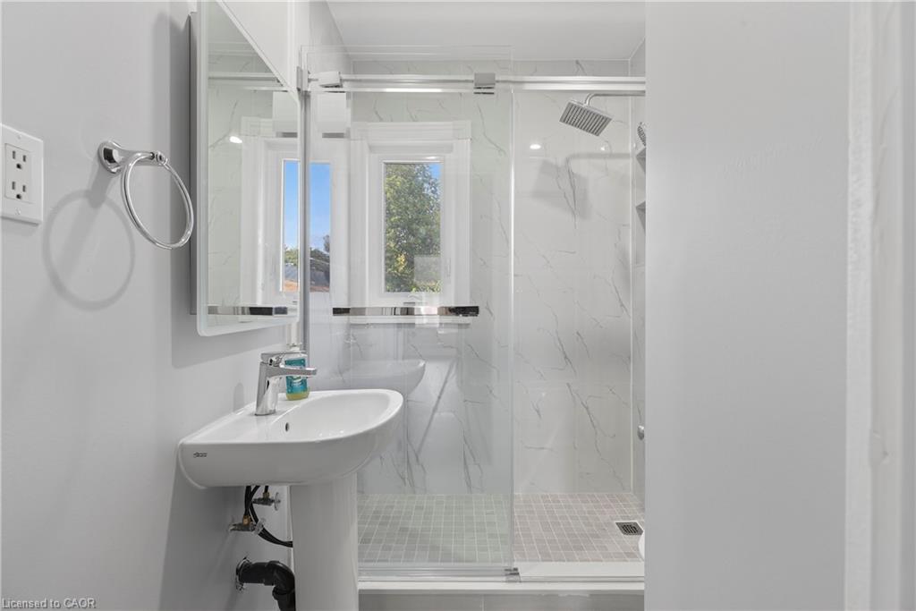 141 Ray Street N, Hamilton, ON - Indoor Photo Showing Bathroom