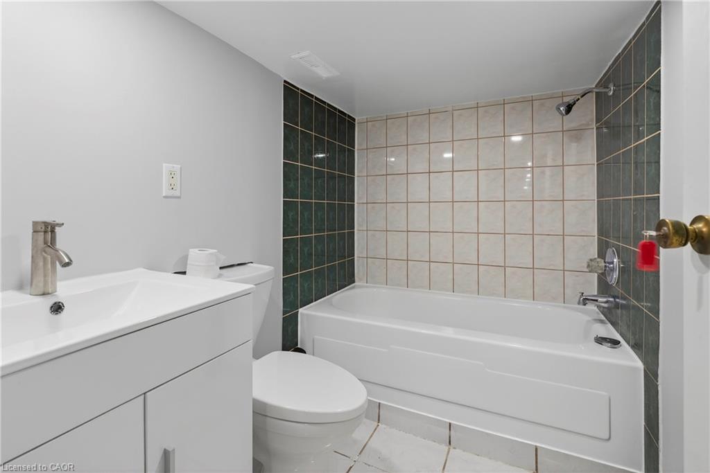 141 Ray Street N, Hamilton, ON - Indoor Photo Showing Bathroom