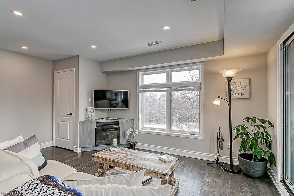 E-2386 Munn'S Avenue E, Oakville, ON - Indoor Photo Showing Living Room