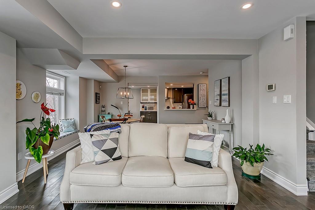 E-2386 Munn'S Avenue E, Oakville, ON - Indoor Photo Showing Living Room