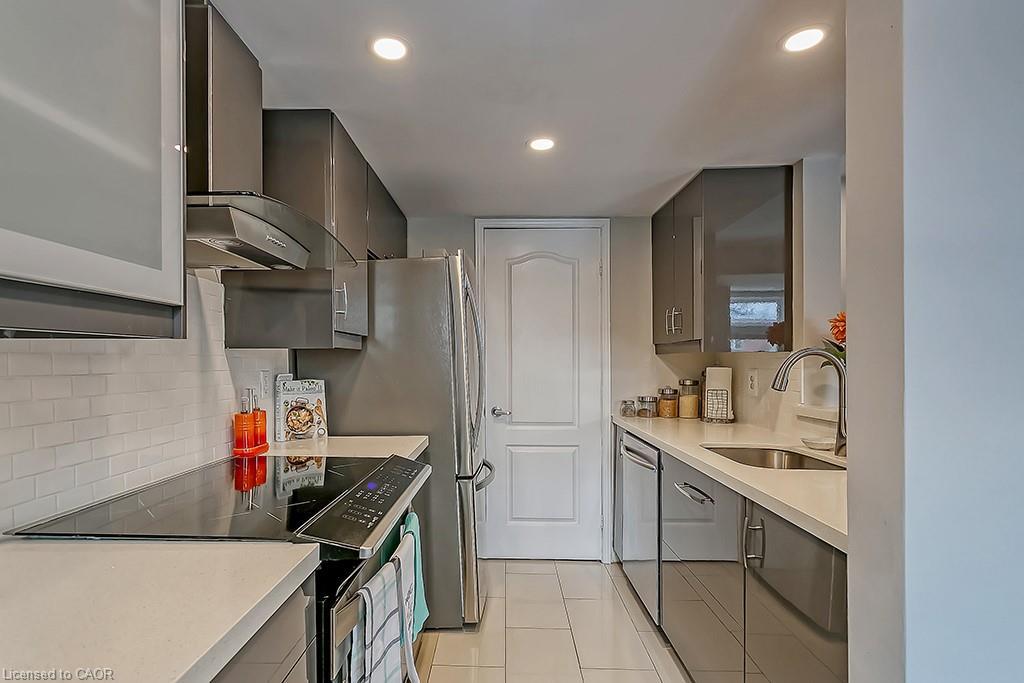 E-2386 Munn'S Avenue E, Oakville, ON - Indoor Photo Showing Kitchen With Upgraded Kitchen
