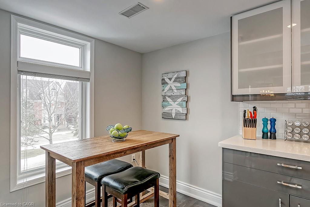 E-2386 Munn'S Avenue E, Oakville, ON - Indoor Photo Showing Dining Room