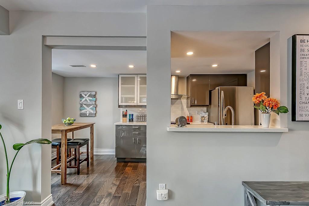 E-2386 Munn'S Avenue E, Oakville, ON - Indoor Photo Showing Kitchen
