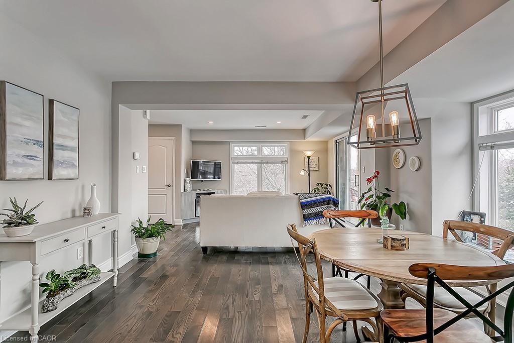 E-2386 Munn'S Avenue E, Oakville, ON - Indoor Photo Showing Dining Room