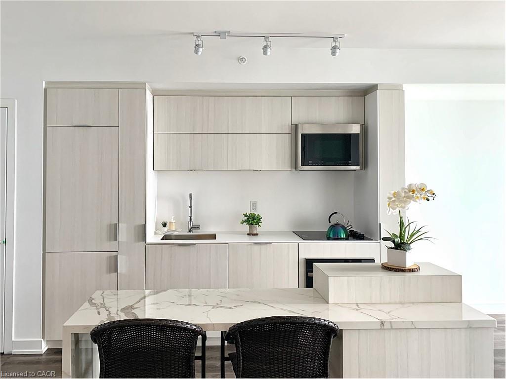 806-370 Martha Street, Burlington, ON - Indoor