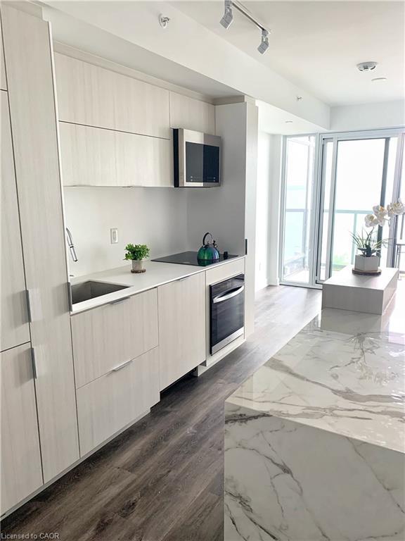 806-370 Martha Street, Burlington, ON - Indoor Photo Showing Kitchen