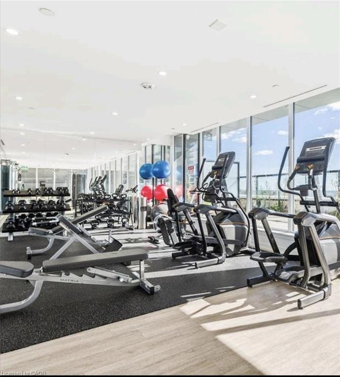 806-370 Martha Street, Burlington, ON - Indoor Photo Showing Gym Room