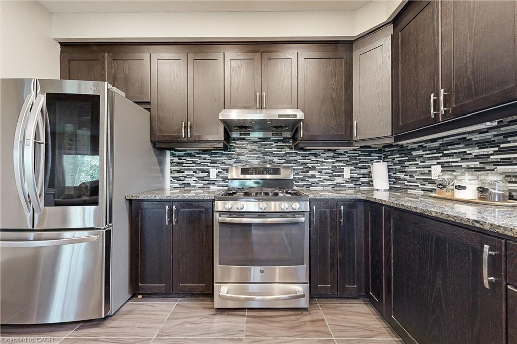 305 Wesley Boulevard, Cambridge, ON - Indoor Photo Showing Kitchen With Stainless Steel Kitchen With Upgraded Kitchen