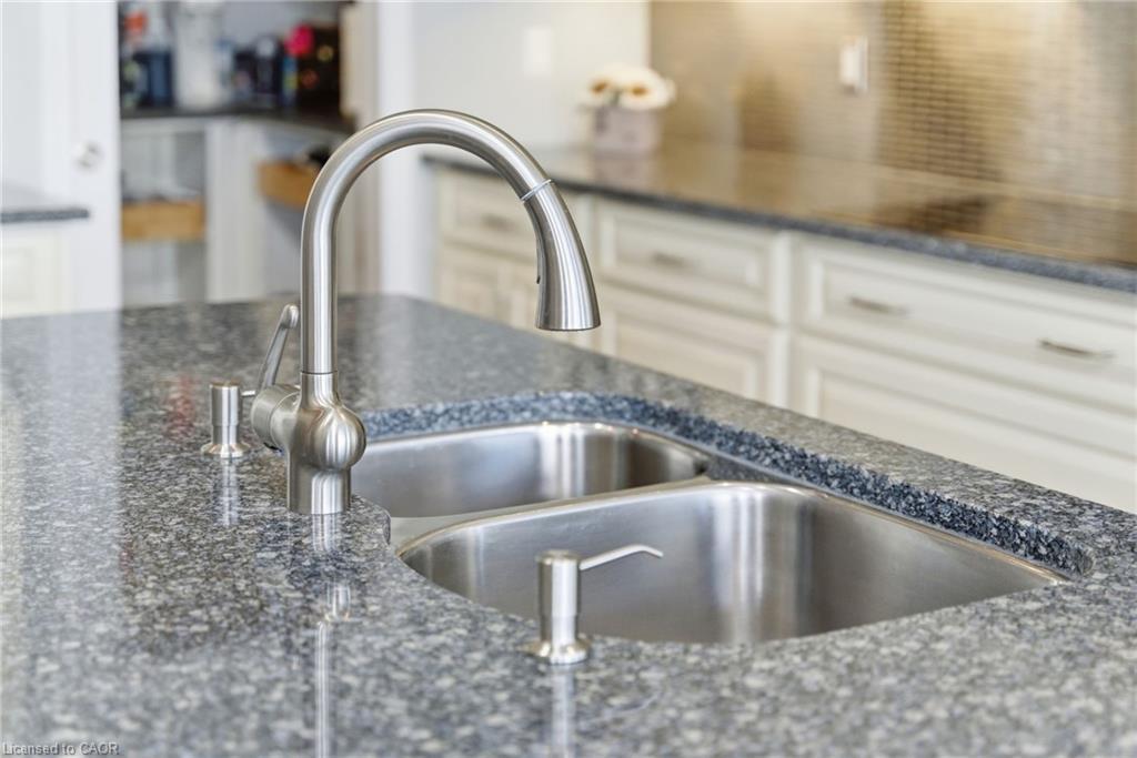 89-34 Regatta Drive, Port Dover, ON - Indoor Photo Showing Kitchen With Double Sink