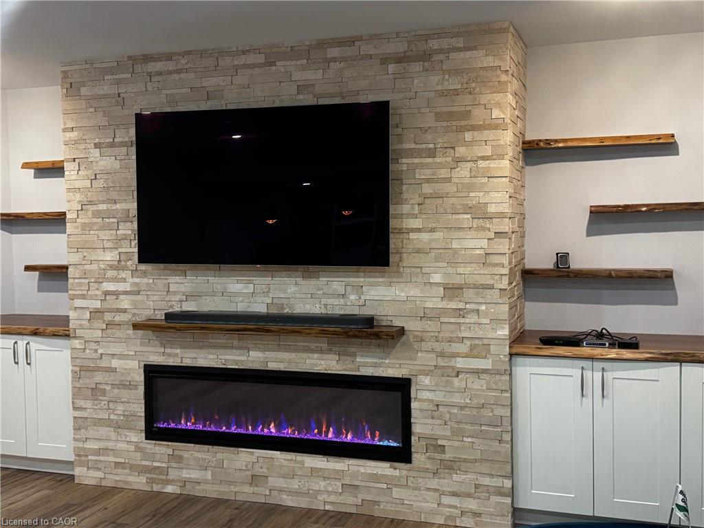 89-34 Regatta Drive, Port Dover, ON - Indoor Photo Showing Living Room With Fireplace