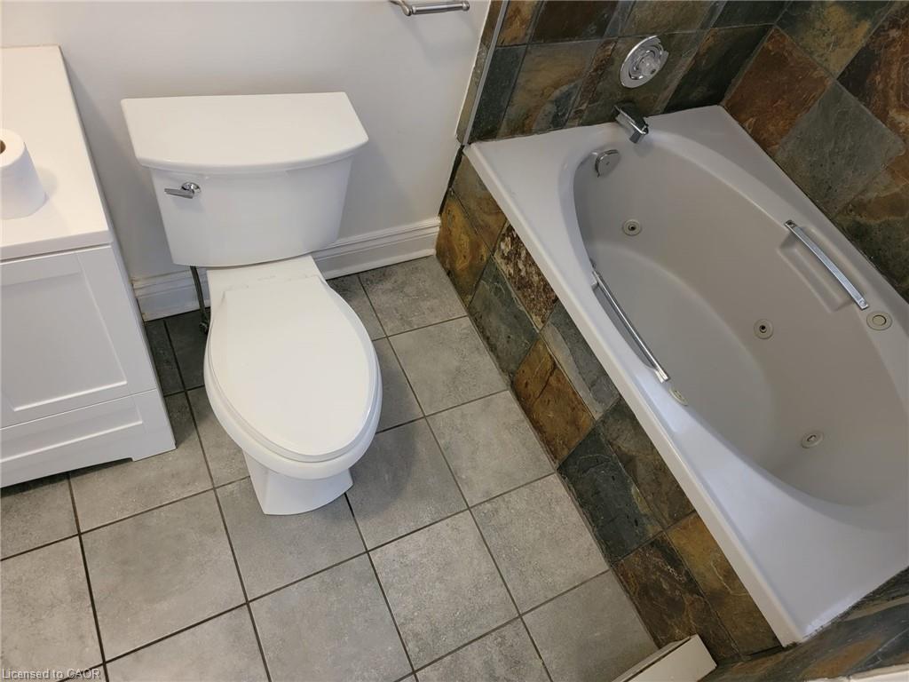 43 Barnesdale Avenue S, Hamilton, ON - Indoor Photo Showing Bathroom