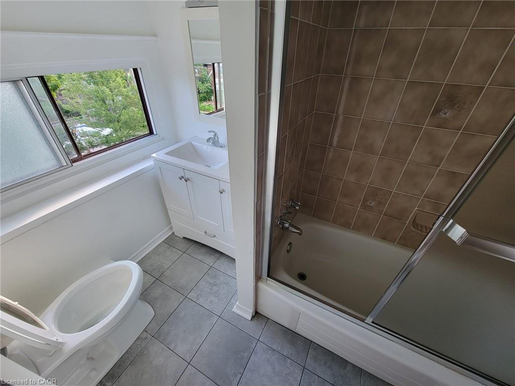 43 Barnesdale Avenue S, Hamilton, ON - Indoor Photo Showing Bathroom