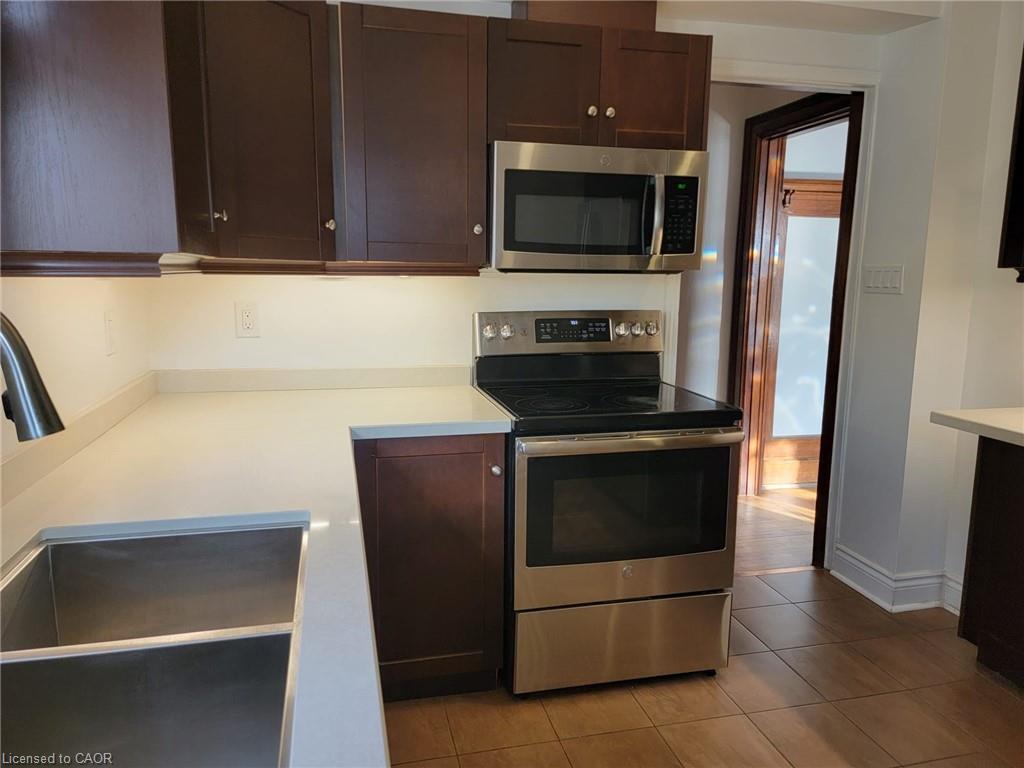 43 Barnesdale Avenue S, Hamilton, ON - Indoor Photo Showing Kitchen