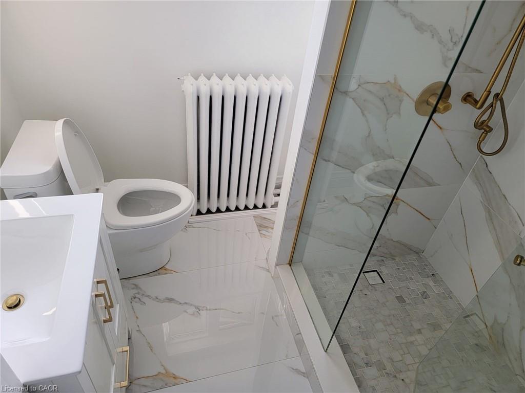 43 Barnesdale Avenue S, Hamilton, ON - Indoor Photo Showing Bathroom