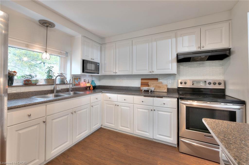 27-215 Glamis Road, Cambridge, ON - Indoor Photo Showing Kitchen With Stainless Steel Kitchen With Double Sink
