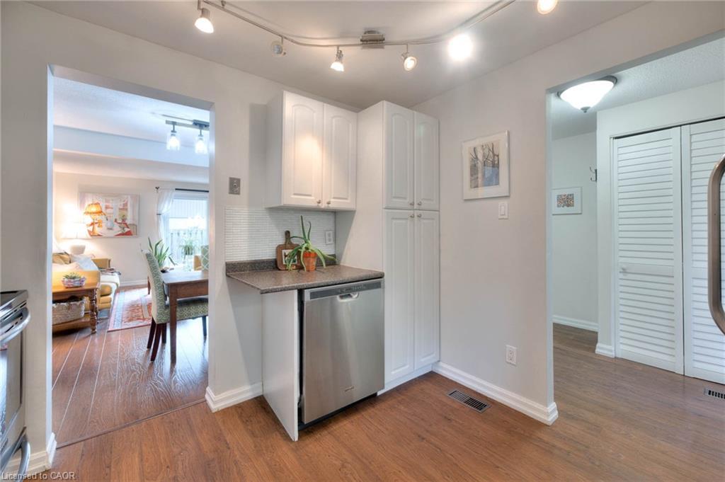 27-215 Glamis Road, Cambridge, ON - Indoor Photo Showing Kitchen