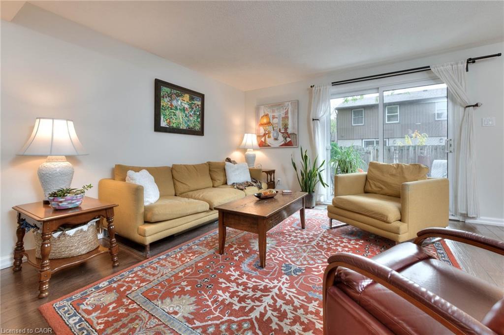 27-215 Glamis Road, Cambridge, ON - Indoor Photo Showing Living Room