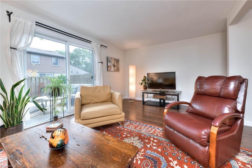 27-215 Glamis Road, Cambridge, ON - Indoor Photo Showing Living Room
