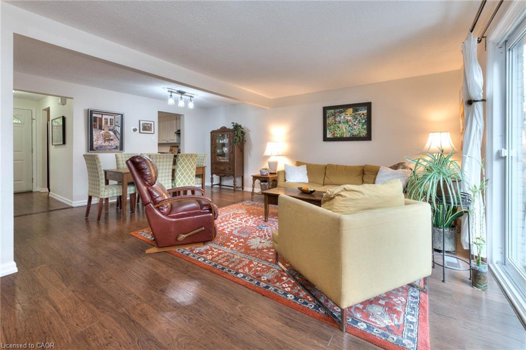 27-215 Glamis Road, Cambridge, ON - Indoor Photo Showing Living Room