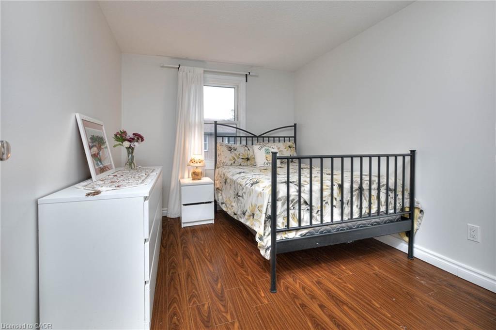 27-215 Glamis Road, Cambridge, ON - Indoor Photo Showing Bedroom