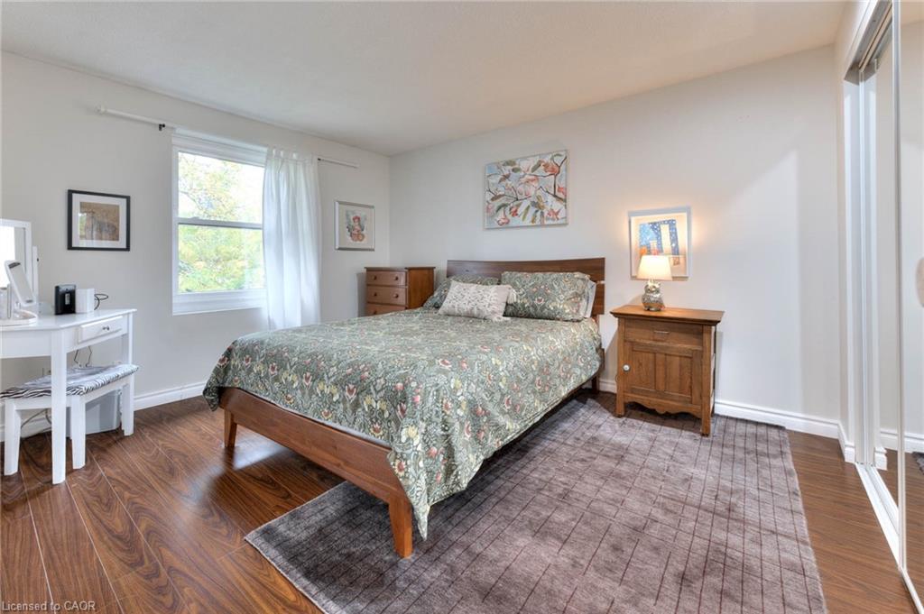 27-215 Glamis Road, Cambridge, ON - Indoor Photo Showing Bedroom