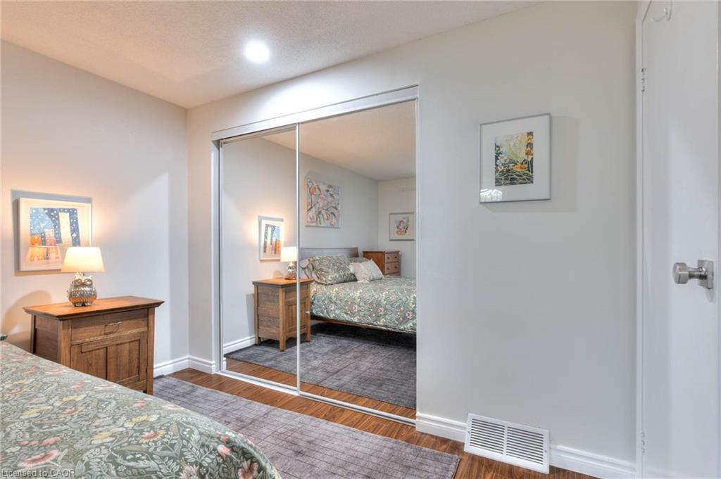 27-215 Glamis Road, Cambridge, ON - Indoor Photo Showing Bedroom