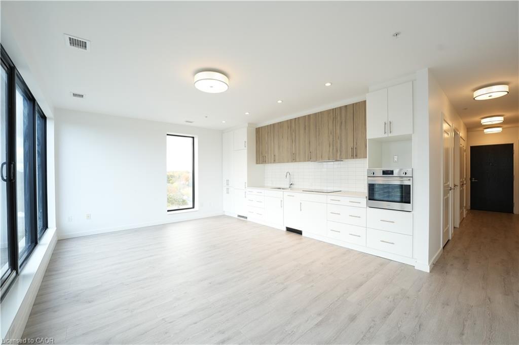 1002-181 King Street S, Waterloo, ON - Indoor Photo Showing Kitchen