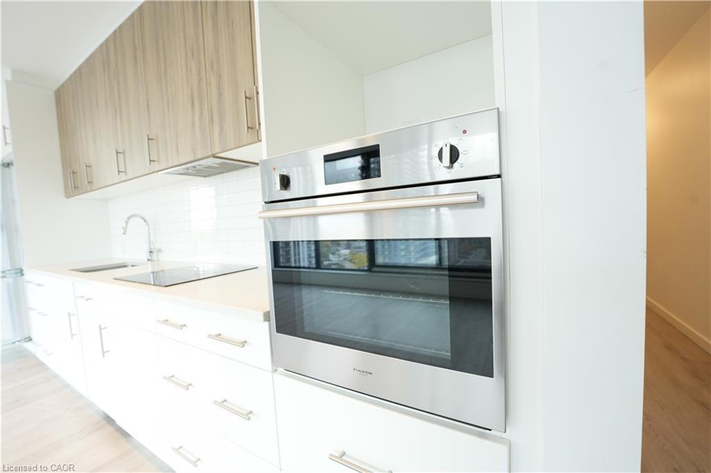 1002-181 King Street S, Waterloo, ON - Indoor Photo Showing Kitchen