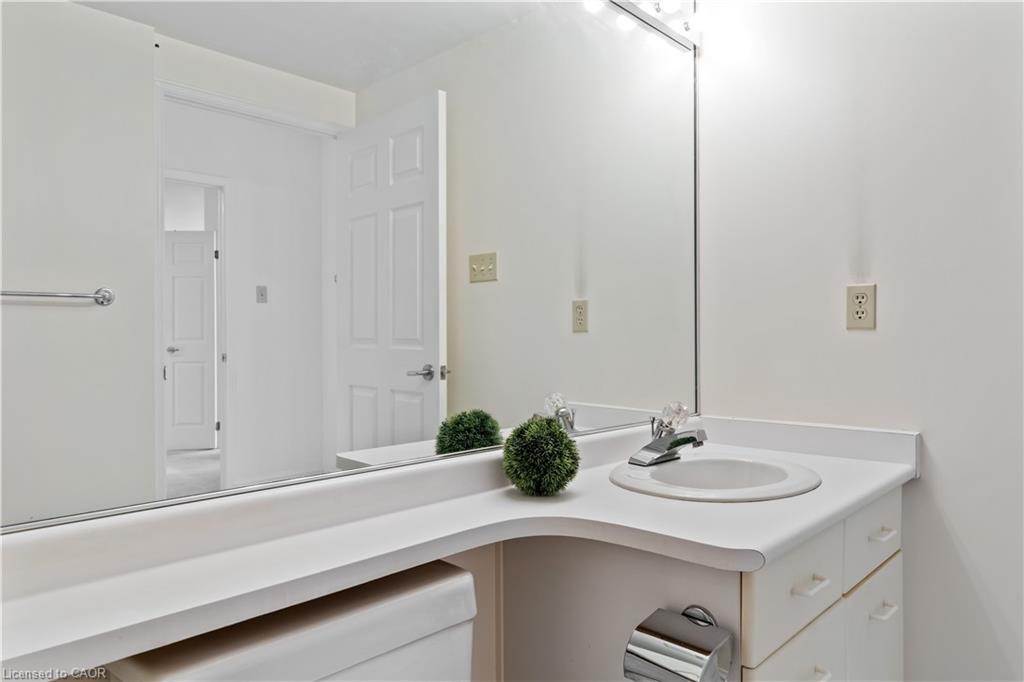 410-430 Pearl Street, Burlington, ON - Indoor Photo Showing Bathroom