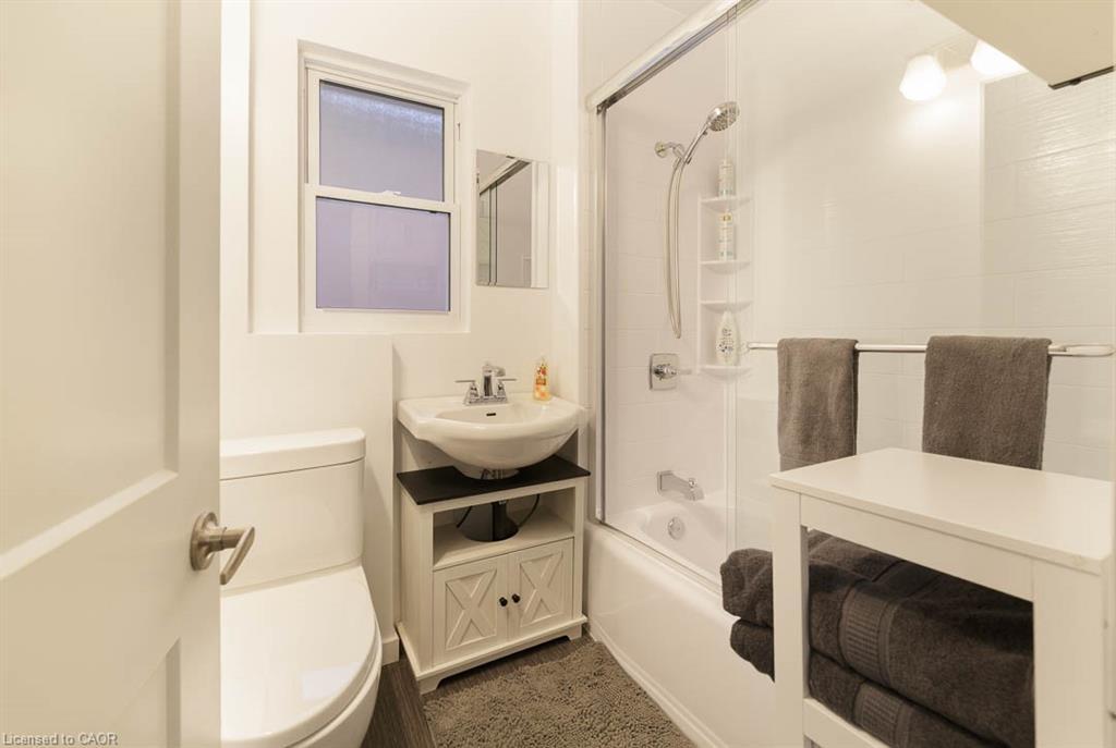 241 Vine Street, St. Catharines, ON - Indoor Photo Showing Bathroom