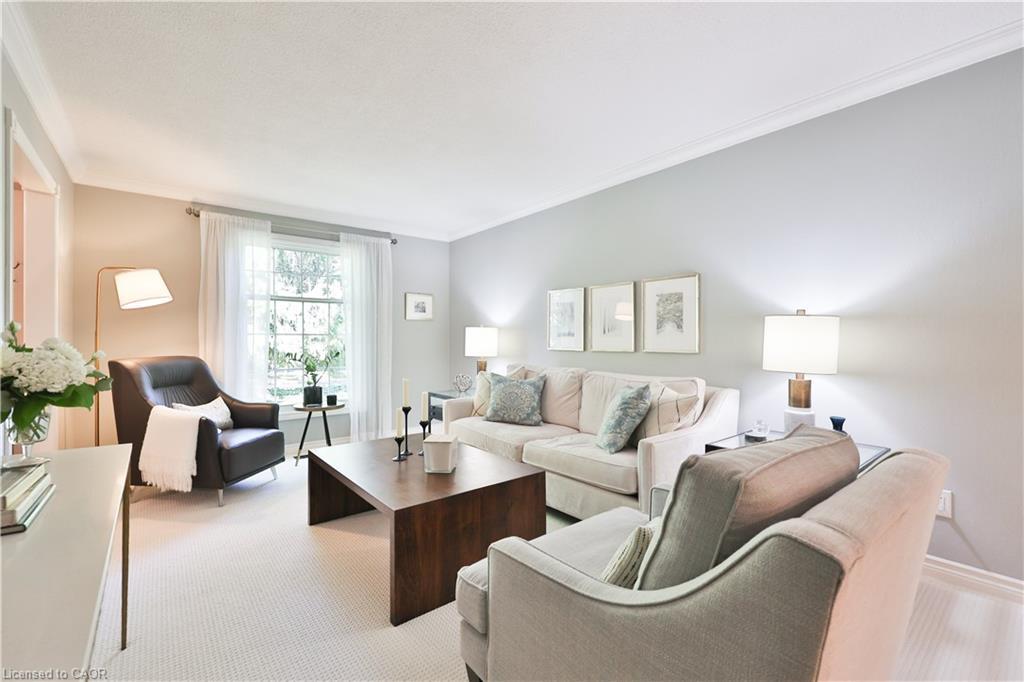 206 Rossmore Boulevard, Burlington, ON - Indoor Photo Showing Living Room