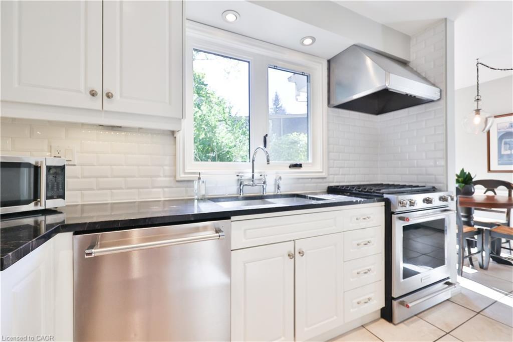 206 Rossmore Boulevard, Burlington, ON - Indoor Photo Showing Kitchen With Stainless Steel Kitchen With Upgraded Kitchen