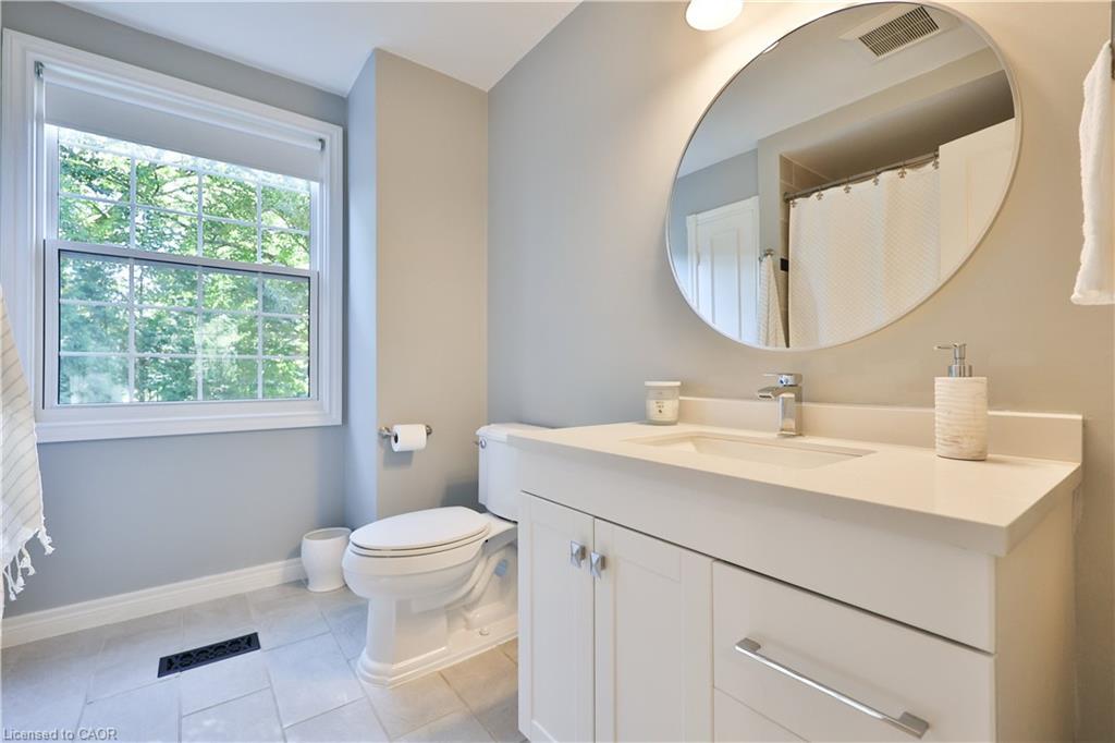 206 Rossmore Boulevard, Burlington, ON - Indoor Photo Showing Bathroom