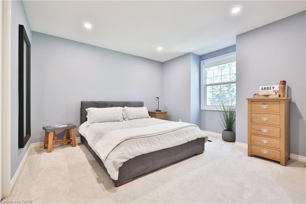 206 Rossmore Boulevard, Burlington, ON - Indoor Photo Showing Bedroom