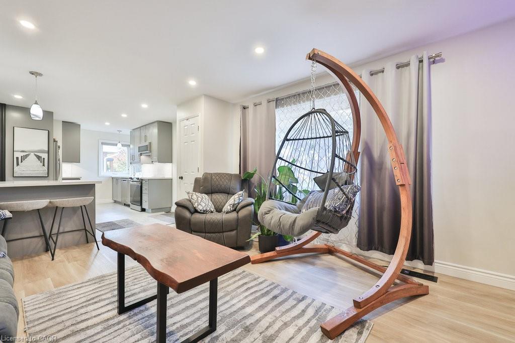 Upper-47 Castlefield Drive, Hamilton, ON - Indoor Photo Showing Living Room
