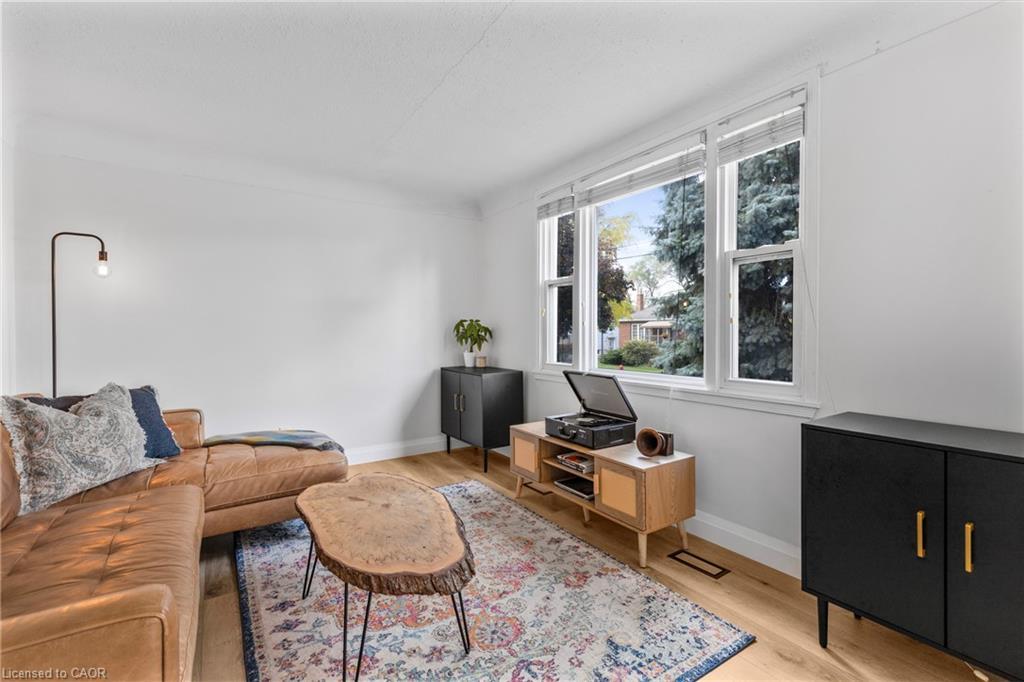 191 East 11Th Street, Hamilton, ON - Indoor Photo Showing Living Room