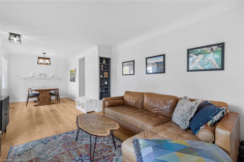 191 East 11Th Street, Hamilton, ON - Indoor Photo Showing Living Room