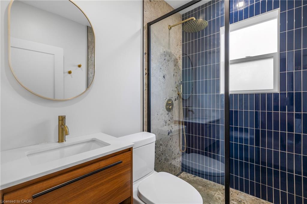 191 East 11Th Street, Hamilton, ON - Indoor Photo Showing Bathroom